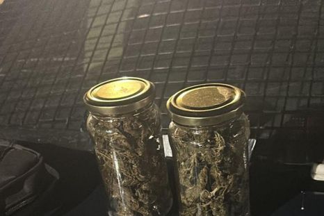 El boxeador profesional fue detenido tras huir de la policía con dos frascos con marihuana.