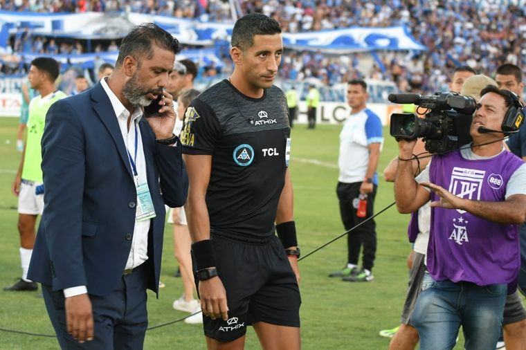 Falcón Pérez dio por terminado el encuentro luego de que agredieran a un asistente. Foto: ALF PONCE MERCADO / MDZ