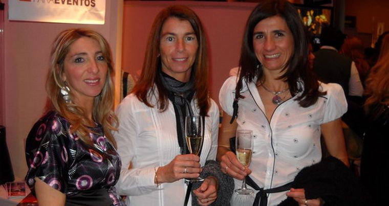 Romina Schvartzman -mentora del show room- junto a dos amigas que siempre la acompañan: Claudia Hernández y Erica Vallesi. Foto: Federico Croce / MDZ