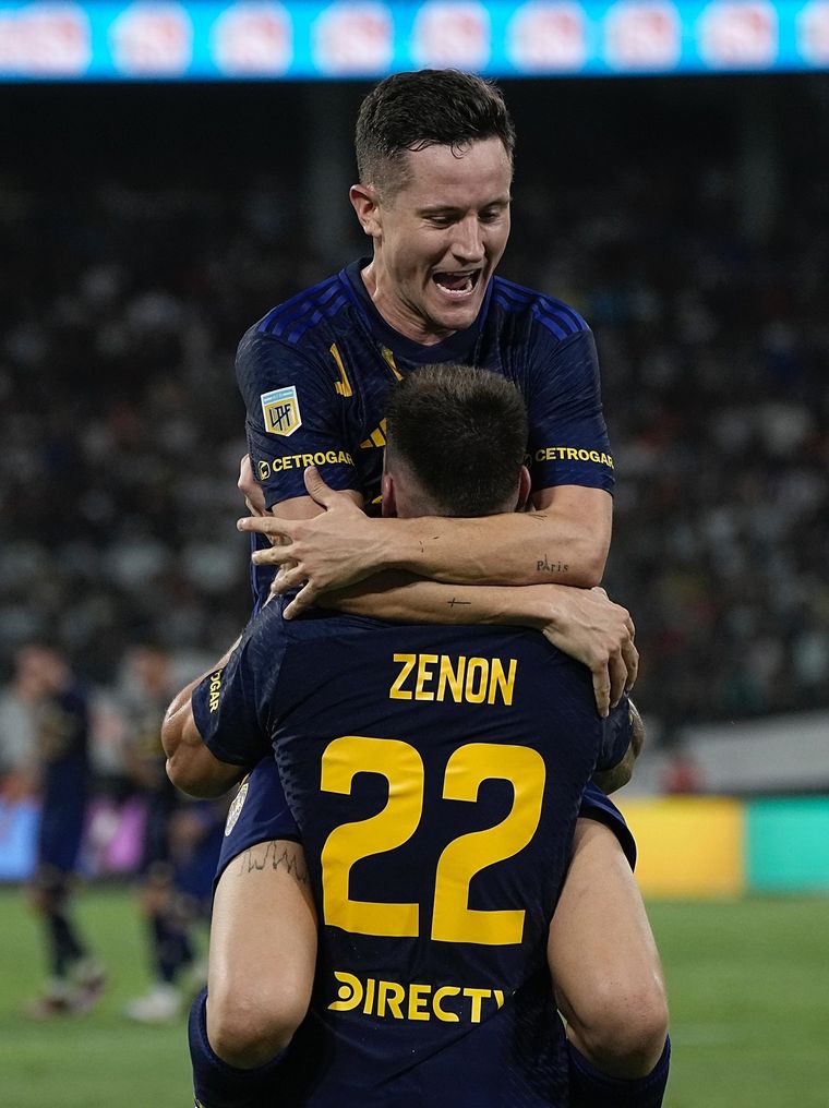 Ander Herrera festeja con Zenón el segundo gol de Boca en Santiago. El español jugó su mejor partido desde que llegó al club. Foto: Prensa Boca Juniors