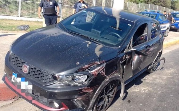 El ladrón le robó un Fiat Argo negro a un agente de la Fuerza Policial Antinarcotráfico. Foto: X