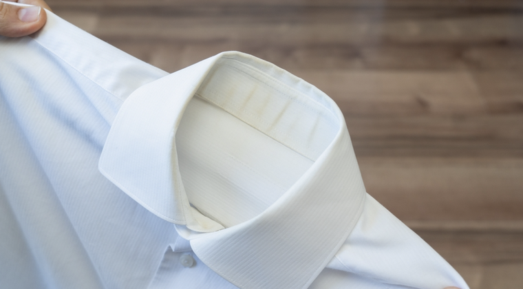 Las prendas blancas se ponen amarillas con el paso del tiempo pero con estos ingredientes puedes dejarlas como nuevas Foto: Shutterstock