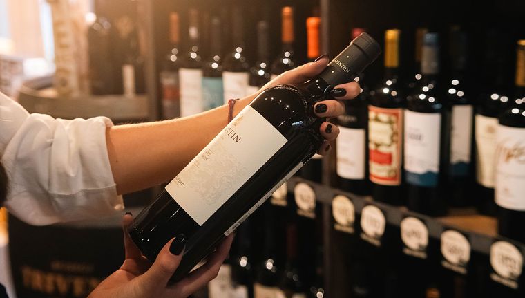 En los últimos siete meses la venta de vinos se contrajo 2,5%. Foto: Santiago Tagua/MDZ