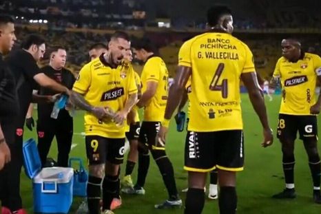 Darío Benedetto, caliente con sus compañeros de Barcelona de Ecuador en la Libertadores. Darío Benedetto, caliente con sus compañeros de Barcelona de Ecuador en la Libertadores.