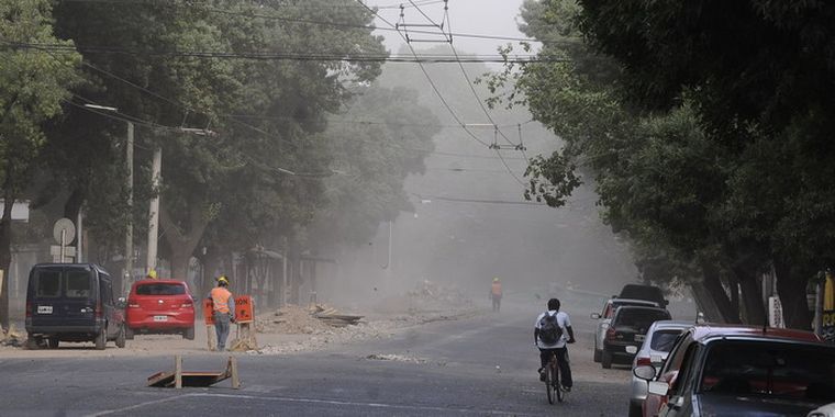Así lució la Avenida Juan B. Justo por los efectos del Zonda. Foto: Alf Ponce / MDZ