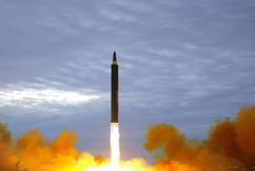 La imagen, divulgada el 30 de agosto de 2017 por la agencia KCNA, muestra el lanzamiento de un misil por Corea del Norte.