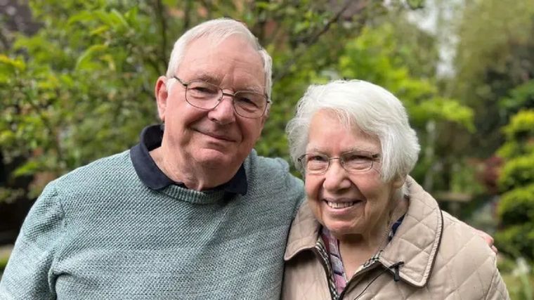 Robert Isdale, de 81 años, y su esposa, Margaret, de 80, actualmente cuidan a un bebé de 8 meses. Foto: JESS LORD