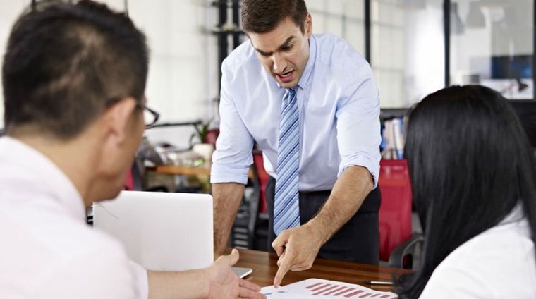 La puja entre trabajadores y empleadores en materia salarial se acentúa en tiempos de alta inflación Foto: assets.entrepreneur.com