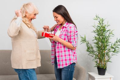 MDZol | El día de la suegra es la ocasión perfecta para hacerle un regalo especial, acá te dejamos consejos para que quedes muy bien con ella Foto: Foto: Freepik