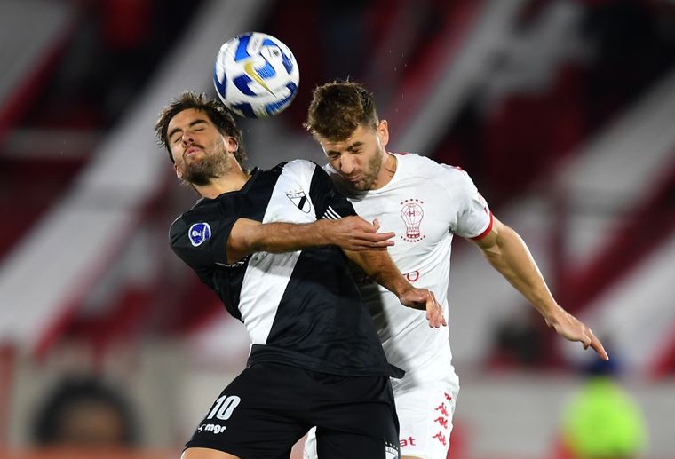 Huracán enfrenta a Danubio en Montevideo Foto: Télam