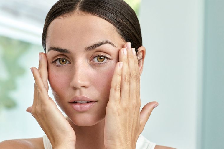 Ana de Armas te explica toda su rutina facial de día y noche Foto: Allure