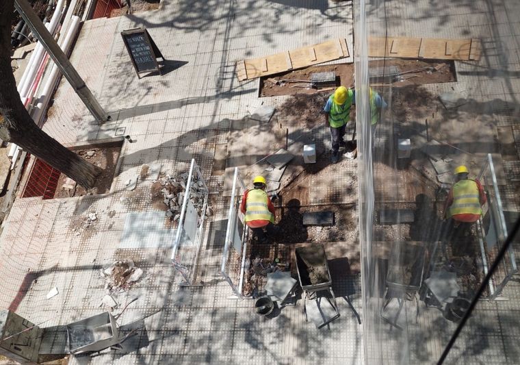 Operarios avanzan en la obra de calle Sarmiento tras reparar la rotura de un caño y continúan con el plan de modernización de veredas. Operarios avanzan en la obra de calle Sarmiento tras reparar la rotura de un caño y continúan con el plan de modernización de veredas.