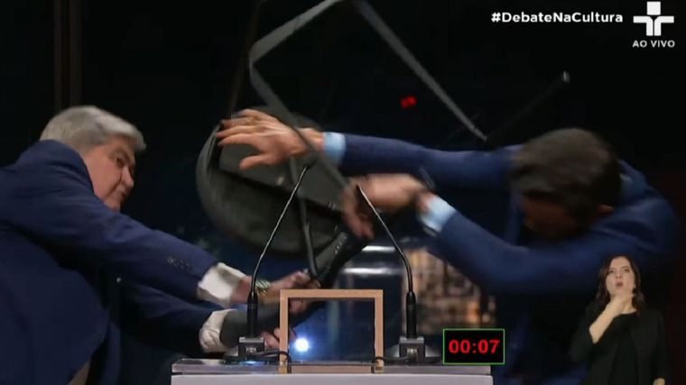 José Luiz Datena, candidato a intendente de San Pablo, Brasil, golpeó a Pablo Marçal con una silla. Foto: Captura de video