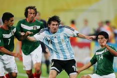 Imposible de parar: un joven Messi contra tres jugadores de la Selección mexicana en Alemania 2006. Imposible de parar: un joven Messi contra tres jugadores de la Selección mexicana en Alemania 2006.