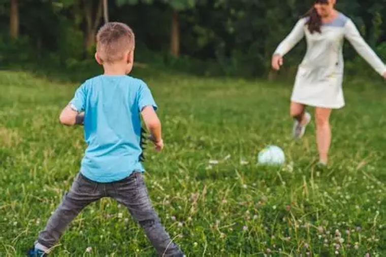 Las madres que, desde el amor y la disciplina, construyen valores y previenen riesgos en el fútbol juvenil argentino.