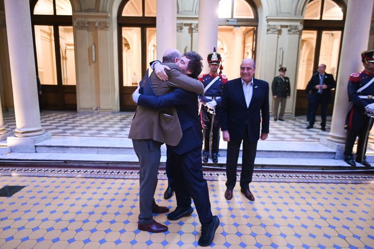 El abrazo de Milei y Sturzenegger El abrazo de Milei y Sturzenegger