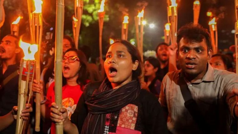 Miles de personas se han lanzado a las calles en las últimas horas en Bangladesh para protestar por la muerte de una niña que fue violada. Foto: Getty Images