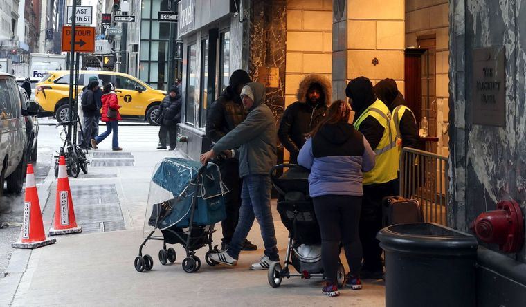 La gente entra y sale de un refugio para migrantes en el antiguo Hotel Roosevelt en Nueva York, Foto: Efe.