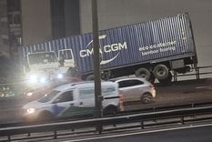 El vehículo impactó violentamente contra un guardarraíl lateral, dejando parte de su contenedor suspendido en el aire Foto: X (twitter) Diego Molina