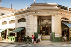 El Mercado de San Telmo es uno de los tesoros de este barrio porteño El Mercado de San Telmo es uno de los tesoros de este barrio porteño