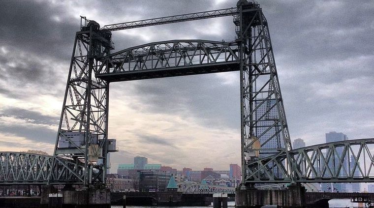 El icónico puente de Róterdam. Foto: Wikipedia.