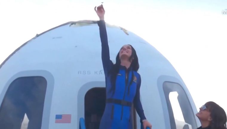 Katy Perry en el momento del aterrizaje que despertó sospechas. Foto: Redes sociales.