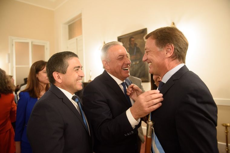 Raúl Levrino, ministro de Seguridad, saluda a Suarez en la Legislatura ante la mirada de Marcolini, intendente de General Alvear. Foto: Mendoza Gobierno.