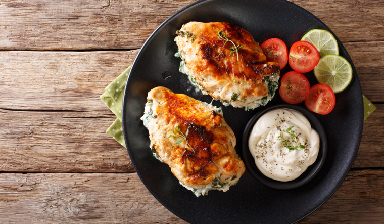 Receta saludable de pollo relleno de espinacas y queso feta Foto: Shutterstock