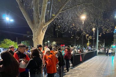 MDZol | Jóvenes hacen fila en la Arístides Villanueva por la movida del worldcoin. Foto: Gerónimo Sosa/MDZ