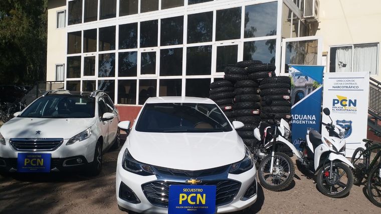 Autos de lujo y otros elementos de valor fueron hallados en tres domicilios