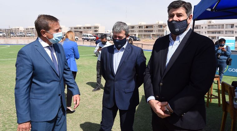 El gobernador, su vice y el senador Adolfo Bermejo. El peronismo no garantiza la sanción del presupuesto. Foto: ALF PONCE MERCADO / MDZ