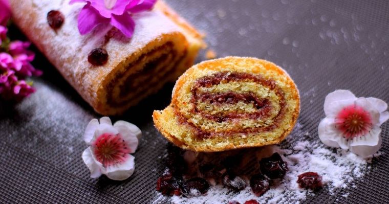 Admira ese rollo lleno de mermelada de fresa ¡una exquisitez!