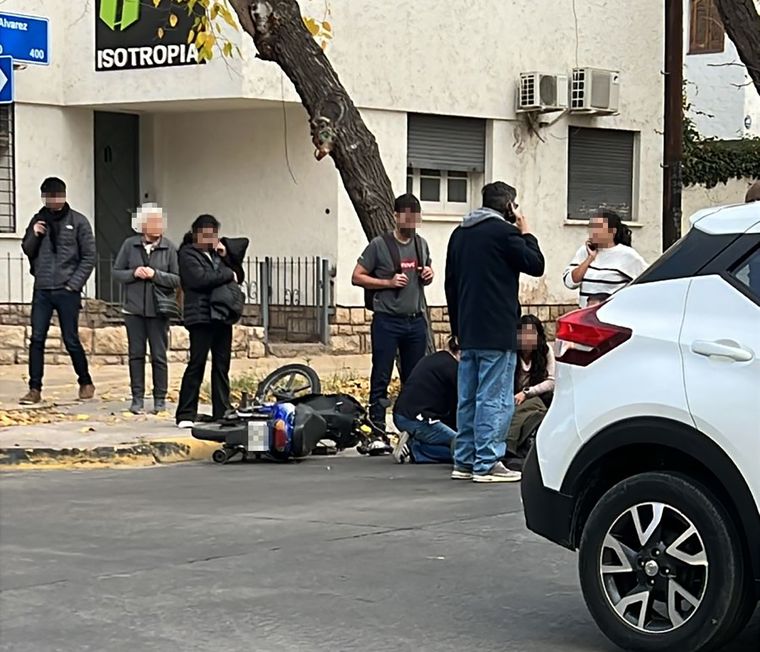 Así asistían a la víctima en el cruce de Olascoaga y Álvarez. Foto: Gentileza.