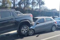 En el choque en cadena se vieron involucrados ocho vehículos Foto: Captura de pantalla