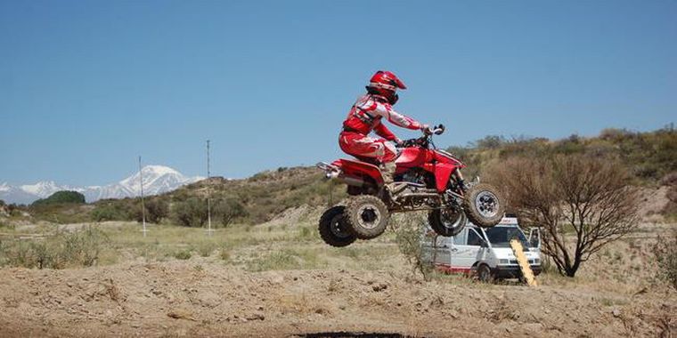 Uno de los tantos saltos del múltiple campeón Santamarina.