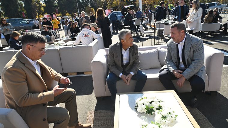 Mientras Calvente responde mensajes, Cornejo y Kristich conversan. Mientras Calvente responde mensajes, Cornejo y Kristich conversan.