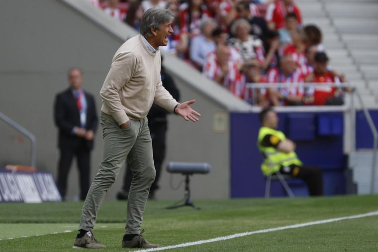 El entrenador del Betis Manuel Pellegrini da instgrucciones a sus jugadores durante el partido frente al Atlético Madrid, que goleó 4-1. Foto: EFE