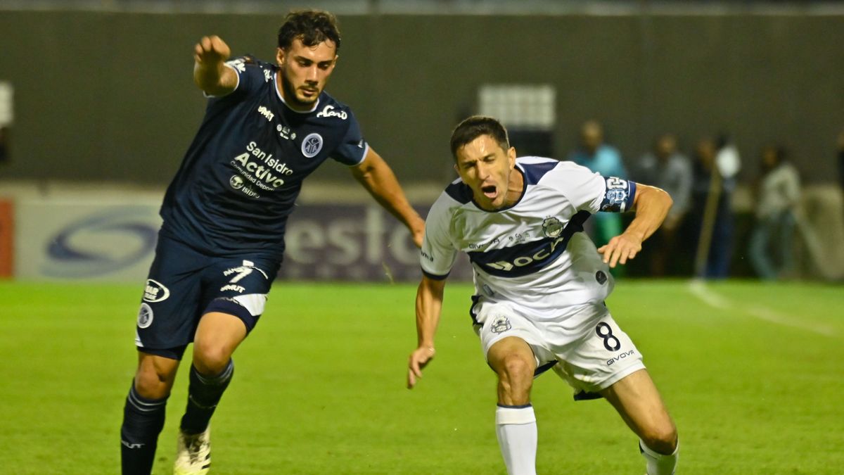 El increíble blooper televisivo en la Copa Argentina: un hincha agarró la cámara de TV durante Gimnasia-Acassuso