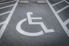 El Símbolo Internacional de Acceso facilita la identificación de los vehículos que trasladan a personas con discapacidad. Foto: Freepik