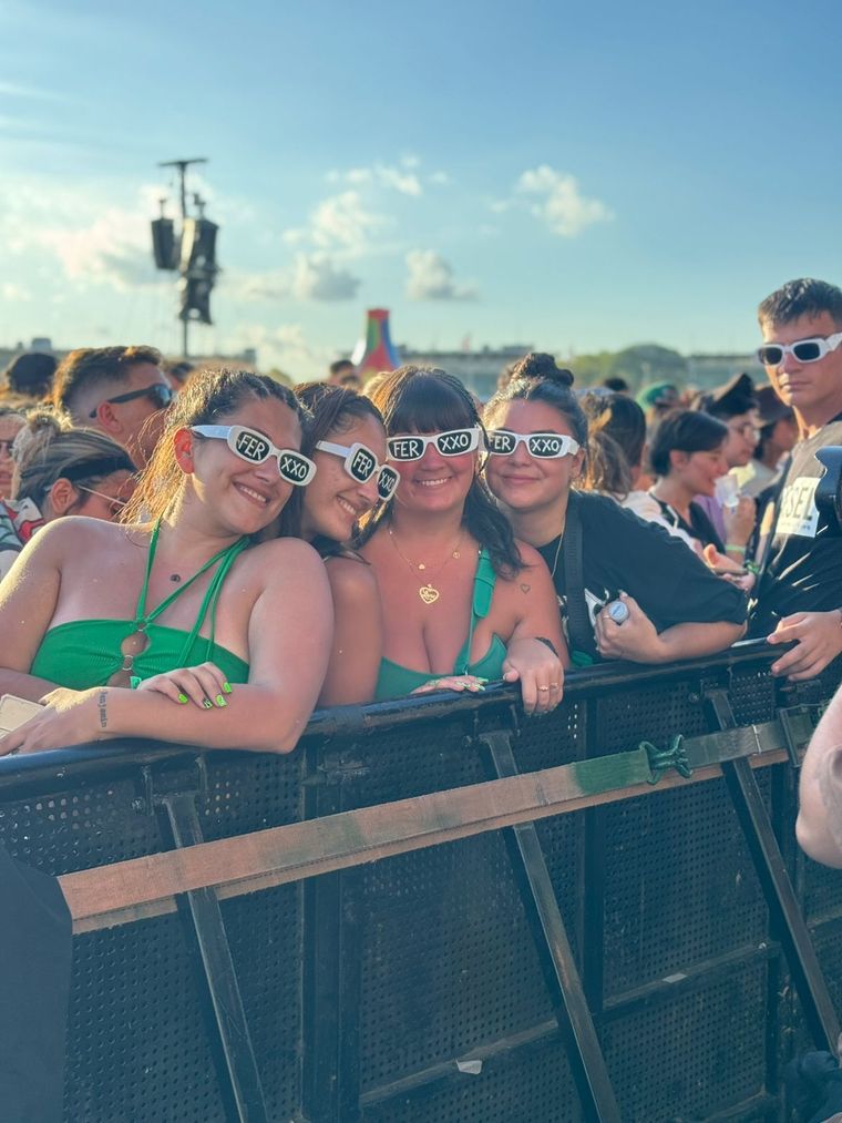 Las fanáticas del Ferxxo aguardaron desde temprano en primera fila para ver al colombiano. Foto: Gabriel Sotelo