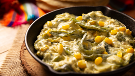 La receta de rajas con crema proviene del centro de México y es una de las formas más populares de aprovechar los chiles poblanos, especialmente después de las fiestas patrias, cuando abundan en los mercados.