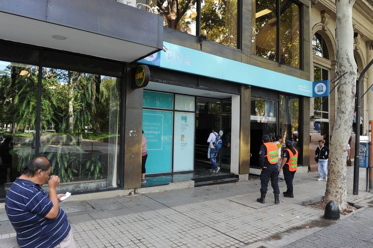 Los bancos atenderían de 10 a 15 si el Ejecutivo aprueba las sugerencias de la provincia