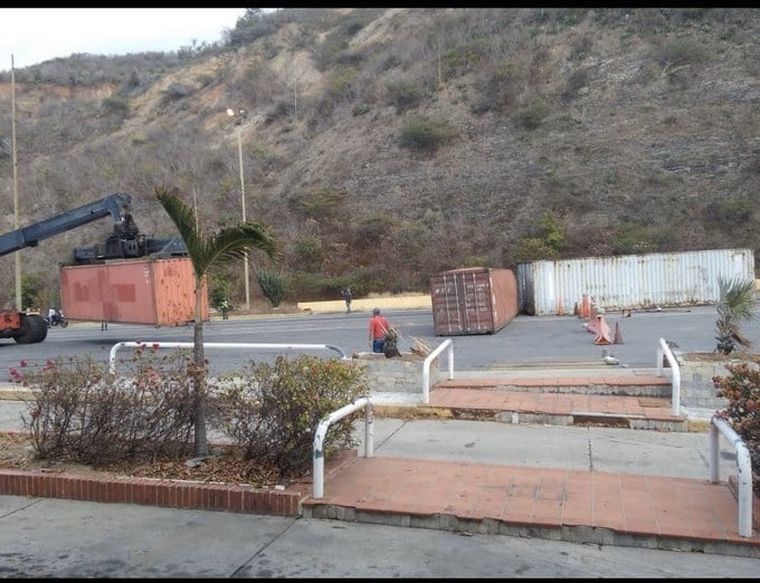 Los contenedores que cortaron el principal acceso a Caracas