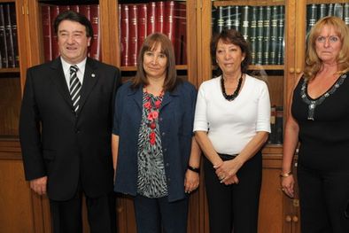 MDZol | Miguel Navarro, presidente del Consejo, junto a las tres mujeres homenajeadas: Esther Trozzo, Liliana Vietti y Virginia Sorbi. Foto: Nacho Gaffuri / MDZ