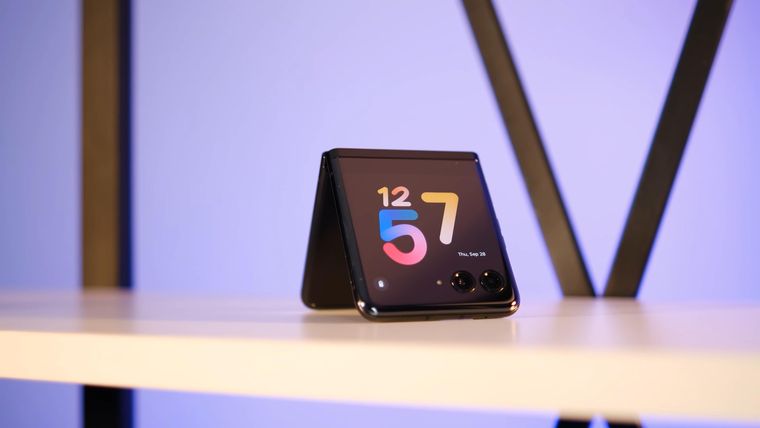 El diseño plegable del Motorola razr+ permite llevar una pantalla gigante en un formato compacto que entra en cualquier bolsillo. El diseño plegable del Motorola razr+ permite llevar una pantalla gigante en un formato compacto que entra en cualquier bolsillo.