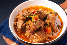 La receta de costillas en salsa roja cambia según el tipo de chile usado.