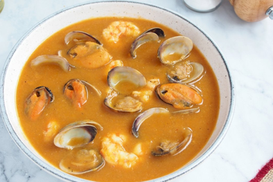 MDZol | La receta de sopa de mariscos es famosa por su aporte energético, ya que combina proteínas, minerales y un caldo aromático que ha sido considerado reconfortante en muchas culturas costeras.