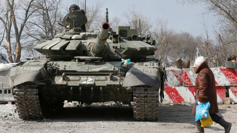 Un tanque ruso en la ciudad ucraniana ocupada de Mariupol en marzo del año pasado. Foto: REUTERS.