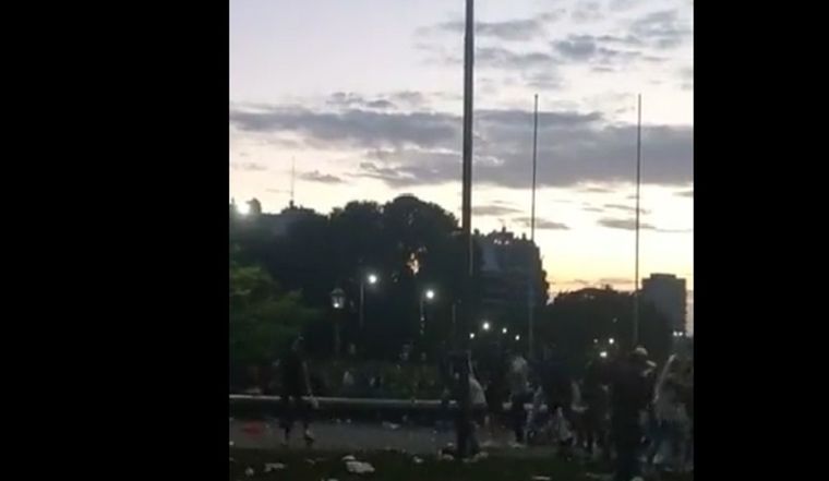 Las botellas comenzaron a volar por todos lados