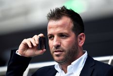 van der vaart enfurece a toda espana en medio de la eurocopa